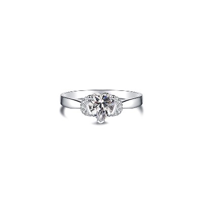 求婚心形钻石戒指